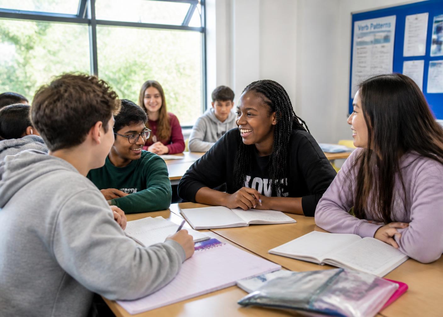 Adolescentes de diferentes nacionalidades em aula de inglês